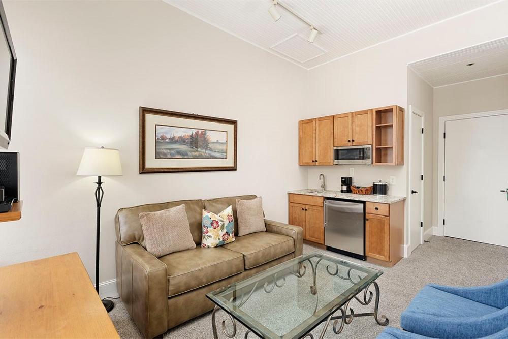 Independence Square 213, Spacious Hotel Room With 2 Queen Beds, Wet Bar, And Sitting Area أسبن المظهر الخارجي الصورة